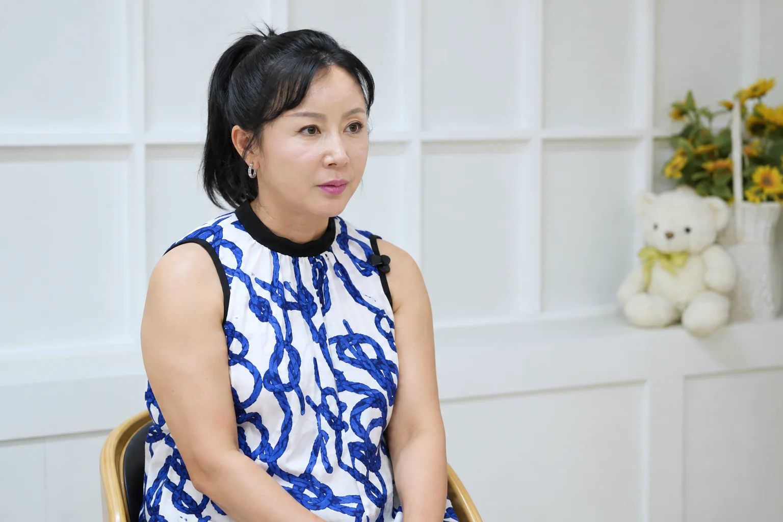 방송 인터뷰에 출연한 배우 김혜영을 바탕으로 재구성한 이미지