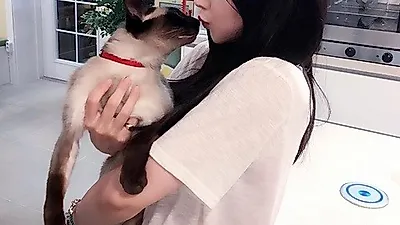 홍수아,품 안에 고양이 끌어 앉은 채 '다정다감'