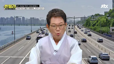 고속도로 버스 전용 차로 침범한 승용차, 시속 100km 달리는 고속버스와 충돌