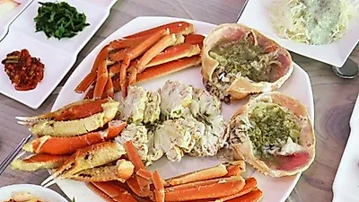 싱싱하고 가성비 좋아, 선주직판대게전문점 인기...속초 동명항 맛집 '비치대게직판장'