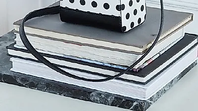 '병맛' 스러운 'B급 감성'의 브랜디드 영상 인기로 신상백도 베스트셀러 등극한 '블랙마틴싯봉'