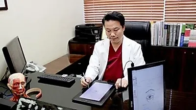 눈성형 실패로 고통 받고 있다면 눈재수술 고려해야