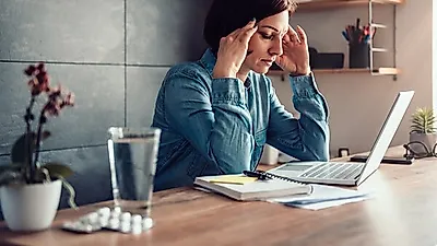 [생활상식]  머리가 눌리는 것 같을때…  두통 증상 방치하면 뇌질환 이어져,  없애는 법 알아보자  두통에 좋은 습관