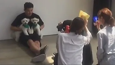 윤계상, 한 장의 사진을 위해 반려견 안아들고 '으샤'