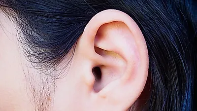 '귀에서 삐 소리가 나요'…이명 원인과 증상을 자세히 알아보자
