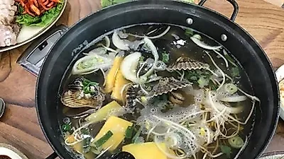 진한 국물과 감칠맛 높은 해물칼국수, 안면도 꽃지해수욕장 맛집 '전통딴뚝칼국수'
