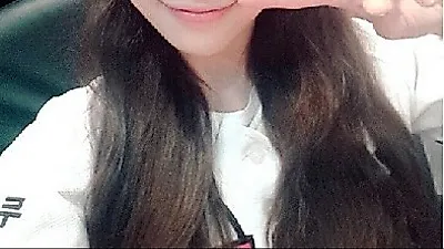 두산 유니폼 입고 상큼한 표정, 활동 중단 오마이걸 진이 이렇게 해맑았는데