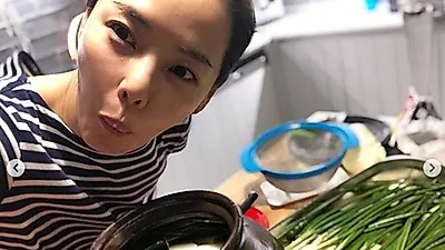 [스타☆톡]배우 이하늬 인스타 근황 …"오랜만에 삽질하다 손에서 냄새나" 윤계상이 반한 미모 화제