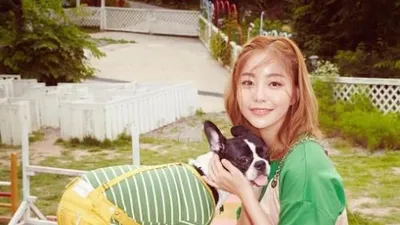 김가은, 반려견과 푸른 정원에서 그림같은 모습