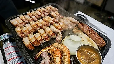 제주도 효리네단골집 '함덕 그때그집', 사장님이 직접 초벌구이한 흑돼지구이… 관광객 인기 몰이