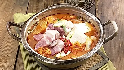 [저녁 메뉴 추천] 감칠맛 폭탄 국물에 두툼한 살코기가 풍덩! 백종원 돼지고기 김치찌개 황금레시피 TIP