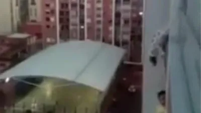 개를 구하기 위해 13층 아파트에 매달린 남자
