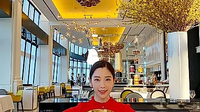 클라라, 빨간 드레스기 금빛 선물.. '남편 사무엘황이 줬나?' 고급진 공간에서의 이벤트 화제