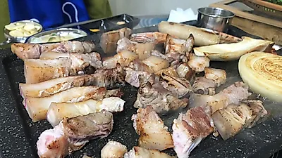 효리네단골집으로 소문난 '한림 그때그집', 사장님이 직접 초벌구이해 쫀득함 넘치는 흑돼지 맛볼 수 있어