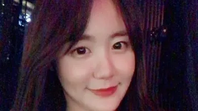 이예림, '환한 여신미모'...쇄골 드러난 오프숄더 브라우스