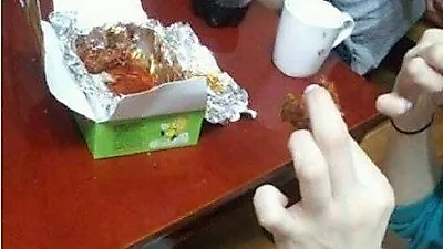딱 한 개만 떨어지길...강아지 표정 속 갈망의 눈빛이?