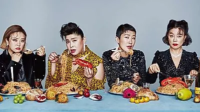 [스타☆톡]'리얼 섹시' 이영자 나이 가늠 불가 화보, 수영복 패션 눈길…전참시 이영자 책, 맛집리스트의 주인공