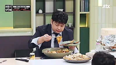 윤남노 셰프를 위한 대왕 만두와 국수, 배추 꽃 장식 곁들인 요리 완성