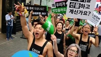 지구를 위한 누드 행진, 러쉬 '고 네이키드(Go Naked)'