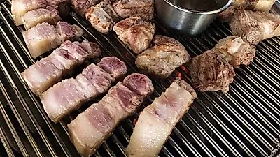 제주애월흑돼지맛집 '도민상회 본점' 제주흑돼지와 다양한 메뉴로 풍성한 한끼, 구워주는 친절한 서비스 제공