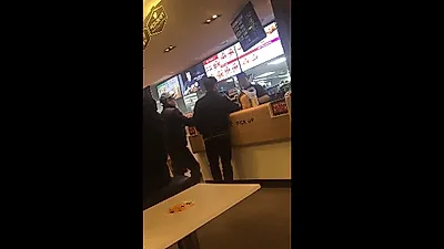[☞핫키워드]연신내 맥도날드 갑질에 "미친 XXX 너무 많다", "꼰대 아저씨" 네티즌 반응, 영상 보니