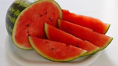 일반 수박보다 더 부드럽다는 '애플 수박' 가격 알아보기, 자르는법과 먹는법은?