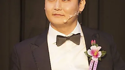 `Don`t cry` 더크로스 김혁건, "전신마비로 썩은 살 도려내.. 이시하(캡틴시하) 도움됐다"