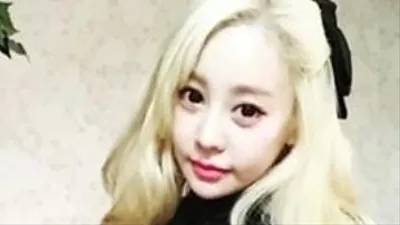정하나, 뾰루퉁한 표정...백금발 웨이브 머리 늘어뜨린 채