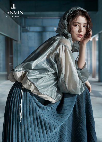 매혹적인 한소희, 랑방 컬렉션과 함께한 'IT.1' 화보 선보이다