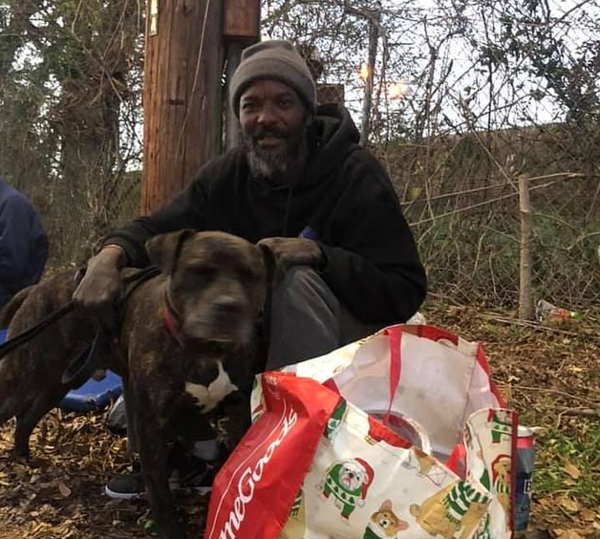 불 속에 뛰어들어 보호소 동물 16마리 모두 구한 노숙자