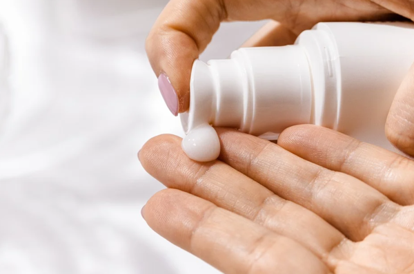 쓰다듬는 순간 ‘타탁’ 고양이 정전기 대처법