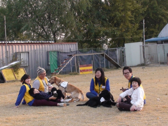 원광대학교 애완동물관리학과 '동물매개치료 동아리 뉴퍼피드림' 학생들