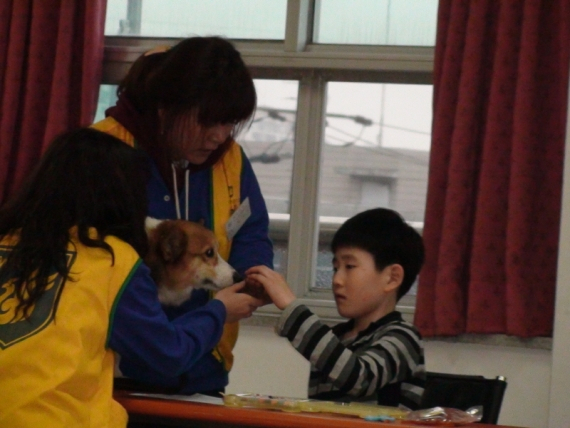 원광대학교 애완동물관리학과 '동물매개치료 동아리 뉴퍼피드림' 학생들