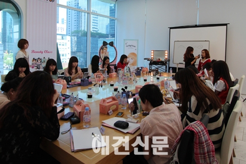 [인터뷰]'바비인형녀' 모델 나유미와 유기견 노랑이의 특별한 사랑 이야기