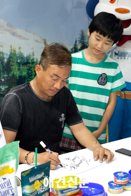 [포토]쿨 김성수 사인회, 부산국제반려동물박람회