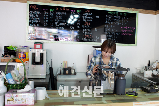 [탐방] 상큼발랄 왕씨 자매의 강아지 천국 '애견카페 왕왕'