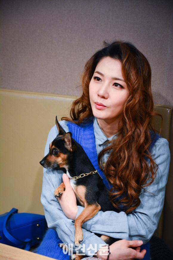 건강미 넘치는 섹시 매력의 가수 길건. 그녀의 애견사랑은...