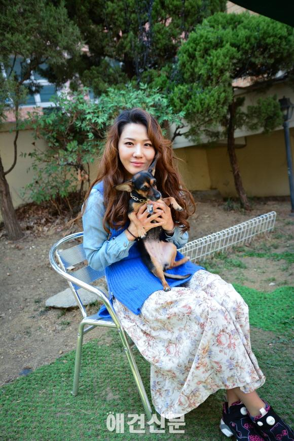 건강미 넘치는 섹시 매력의 가수 길건. 그녀의 애견사랑은...