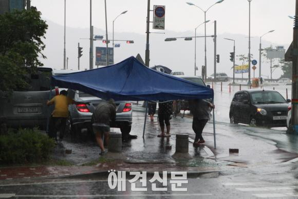 성남시 모란시장 주변, 불법 도축장 앞에서 시위와 서명운동..