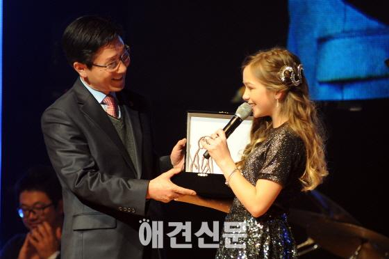 코니 탤벗, 유기동물 사료지원 자선 콘서트 출연