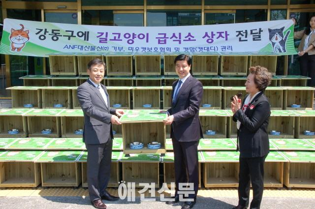 강동구 길고양이, 새 급식소에서 밥 먹다