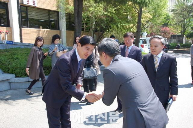 강동구 길고양이, 새 급식소에서 밥 먹다