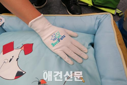 [포토]하우디펫의 반려동물 털 제거 장갑 , 2015 대구펫쇼