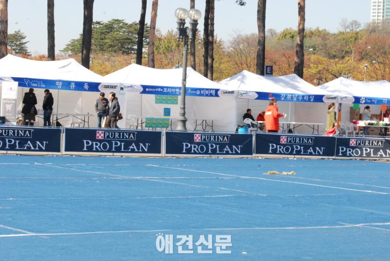 부실한 애견관련 행사, 사람은 없고 업체는 울상…