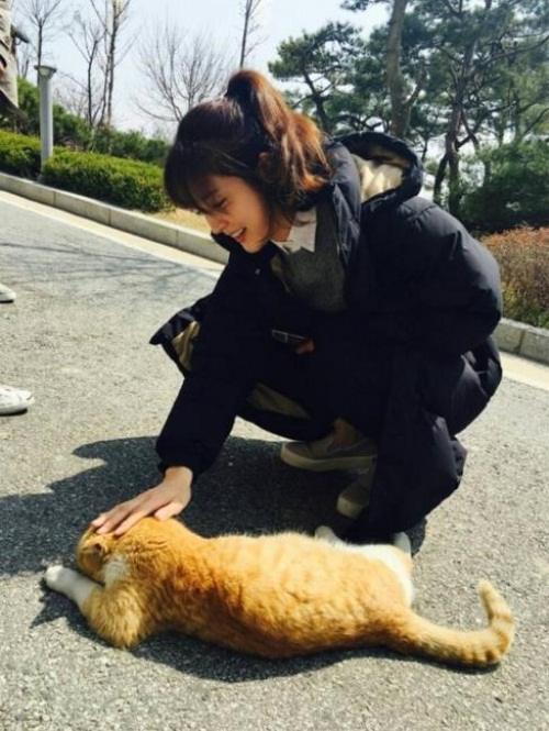 성유리, 촬영장 고양이와 찰칵 "쓰담쓰담 귀여워요"