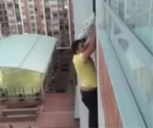 개를 구하기 위해 13층 아파트에 매달린 남자