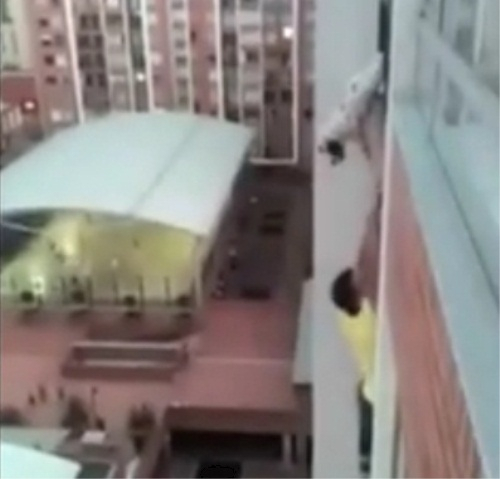 개를 구하기 위해 13층 아파트에 매달린 남자