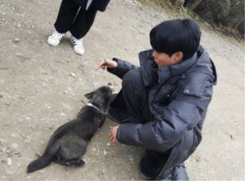 류준열, 강아지와 한바탕 즐거운 시간 '훈훈한 모습'