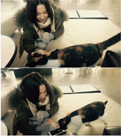 윤소희, 고양이 보며 빙그레 미소 "사람을 안무서워한당"