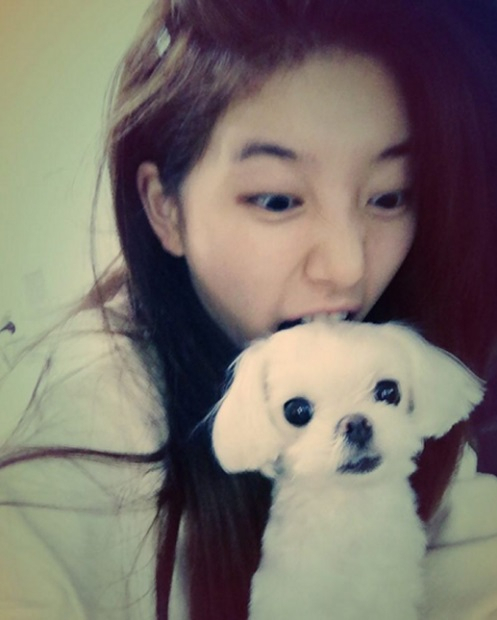 수지, 반려견과 함께 "앙! 물어버릴 테야"